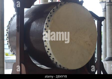 Bedug est une sorte de batterie utilisée pour signaler les heures de prière de la mosquée. C'est un grand tambour à double tête avec du cuir de buffle ou de vache aux deux extrémités. Banque D'Images