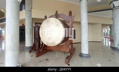 Bedug est une sorte de batterie utilisée pour signaler les heures de prière de la mosquée. C'est un grand tambour à double tête avec du cuir de buffle ou de vache aux deux extrémités. Banque D'Images