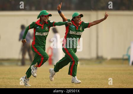 Dhaka, Bangladesh. 18th novembre 2011. Lata Mondal (L) et Ayesha Akter, joueurs de cricket féminins du Bangladesh, célèbrent leur victoire contre l'équipe de cricket féminine de l'Irlande lors du tournoi de qualification 2011 de la coupe du monde des femmes de l'ICC au terrain de cricket de Saver à Dhaka. (Photo de MD Manik/SOPA Images/Sipa USA) crédit: SIPA USA/Alay Live News Banque D'Images