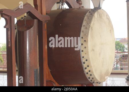 Bedug est une sorte de batterie utilisée pour signaler les heures de prière de la mosquée. C'est un grand tambour à double tête avec du cuir de buffle ou de vache aux deux extrémités. Banque D'Images