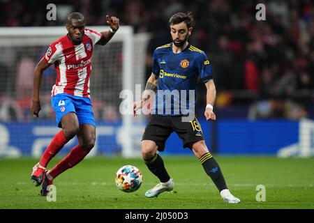 Bruno Fernandes de Manchester United et Geoffrey Kondogbia de l'Atletico de Madrid lors du match de la Ligue des champions de l'UEFA, tour de 16 entre l'Atletico de Madrid et Manchester United se sont produits au stade Wanda Metropolitano le 23 février 2022 à Madrid, Espagne. (Colas Buera / Magma / Pressinphoto) Banque D'Images