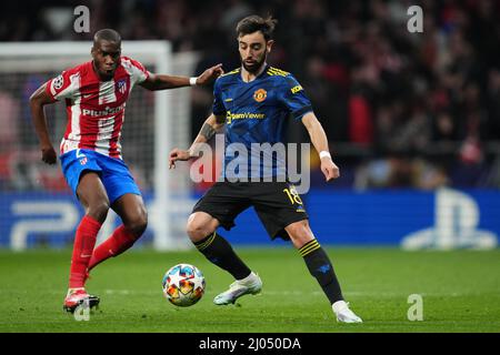 Bruno Fernandes de Manchester United et Geoffrey Kondogbia de l'Atletico de Madrid lors du match de la Ligue des champions de l'UEFA, tour de 16 entre l'Atletico de Madrid et Manchester United se sont produits au stade Wanda Metropolitano le 23 février 2022 à Madrid, Espagne. (Colas Buera / Magma / Pressinphoto) Banque D'Images