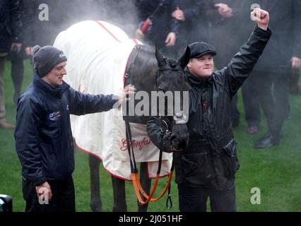 Delta travaille avec l'entraîneur Gordon Elliott (à droite) après avoir gagné le Glenfarclas Chase pendant la deuxième journée du Cheltenham Festival à l'hippodrome de Cheltenham. Date de la photo: Mercredi 16 mars 2022. Banque D'Images