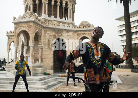 Izmir, Konak, Turkiye. 16th mars 2022. Les Africains Affichage d'un front de spectacle de la tour historique de l'horloge sur la place Konak de la ville d'Izmir. Turkiye. (Image de crédit : © Uygar Ozel/ZUMA Press Wire) Banque D'Images