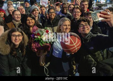 Stockholm 2022-02-07 la première ministre Magdalena Andersson (S) rencontre des jeunes de SSU devant la maison de télévision qui la félicitent pour sa contribution en tant que première femme premier ministre en Suède lors du débat sur le chef du parti sur TV4. Photo : Åke Ericson / TT / code 2373. *** AFTONBLADET OUT *** Banque D'Images