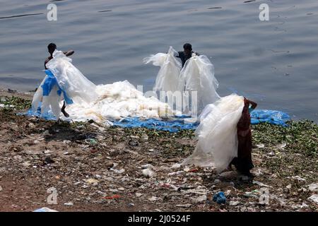 DHAKA CITY, BANGLADESH - MARS 13,2022: Les travailleurs collectent le polythène et le traitement à l'intérieur de la route dans le fleuve Buriganga.les travailleurs de Kamrangirchar collectent un Banque D'Images