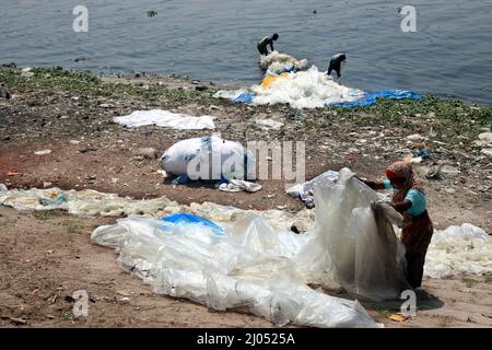 DHAKA CITY, BANGLADESH - MARS 13,2022: Les travailleurs collectent le polythène et le traitement à l'intérieur de la route dans le fleuve Buriganga.les travailleurs de Kamrangirchar collectent un Banque D'Images