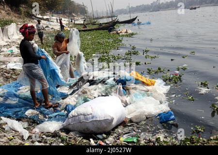 DHAKA CITY, BANGLADESH - MARS 13,2022: Les travailleurs collectent le polythène et le traitement à l'intérieur de la route dans le fleuve Buriganga.les travailleurs de Kamrangirchar collectent un Banque D'Images