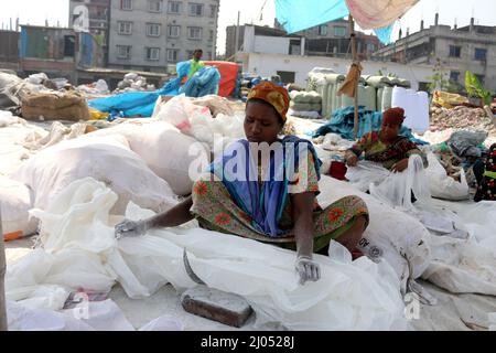 DHAKA CITY, BANGLADESH - MARS 13,2022: Les travailleurs collectent le polythène et le traitement à l'intérieur de la route dans le fleuve Buriganga.les travailleurs de Kamrangirchar collectent un Banque D'Images