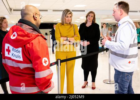 AMSTERDAM - Koningin Maxima bezoekt de opvang voor Oekraiense vluchtelingen in de RAI. In het evenemencomplex is een doorstroomlocatie ingericht waar vluchtelingen worden ontvangen. ANP PISCINE MISCHA SCHOEMAKER Banque D'Images