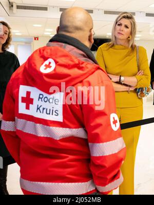 AMSTERDAM - Koningin Maxima bezoekt de opvang voor Oekraiense vluchtelingen in de RAI. In het evenemencomplex is een doorstroomlocatie ingericht waar vluchtelingen worden ontvangen. ANP PISCINE MISCHA SCHOEMAKER Banque D'Images