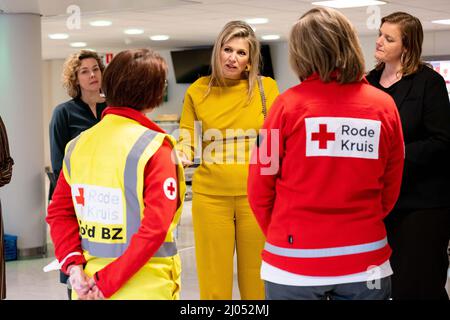 AMSTERDAM - Koningin Maxima bezoekt de opvang voor Oekraiense vluchtelingen in de RAI. In het evenemencomplex is een doorstroomlocatie ingericht waar vluchtelingen worden ontvangen. ANP PISCINE MISCHA SCHOEMAKER Banque D'Images