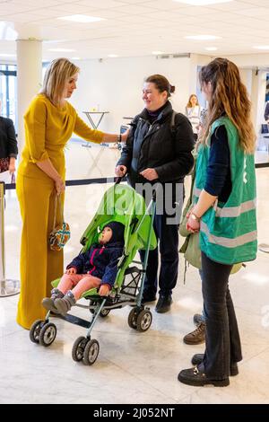 AMSTERDAM - Koningin Maxima bezoekt de opvang voor Oekraiense vluchtelingen in de RAI. In het evenemencomplex is een doorstroomlocatie ingericht waar vluchtelingen worden ontvangen. ANP PISCINE MISCHA SCHOEMAKER Banque D'Images