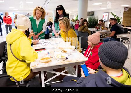 AMSTERDAM - Koningin Maxima bezoekt de opvang voor Oekraiense vluchtelingen in de RAI. In het evenemencomplex is een doorstroomlocatie ingericht waar vluchtelingen worden ontvangen. ANP PISCINE MISCHA SCHOEMAKER Banque D'Images