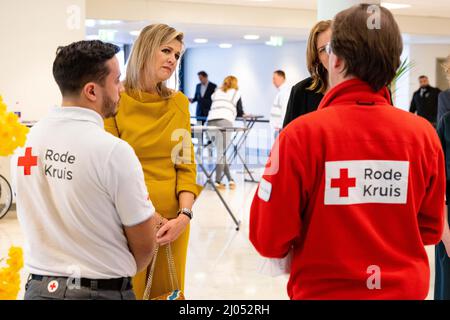 AMSTERDAM - Koningin Maxima bezoekt de opvang voor Oekraiense vluchtelingen in de RAI. In het evenemencomplex is een doorstroomlocatie ingericht waar vluchtelingen worden ontvangen. ANP PISCINE MISCHA SCHOEMAKER Banque D'Images