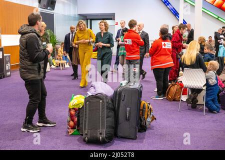 AMSTERDAM - Koningin Maxima bezoekt de opvang voor Oekraiense vluchtelingen in de RAI. In het evenemencomplex is een doorstroomlocatie ingericht waar vluchtelingen worden ontvangen. ANP PISCINE MISCHA SCHOEMAKER Banque D'Images