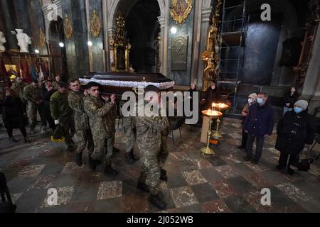Lviv, Ukraine. 16th mars 2022. Un service funéraire pour le lieutenant militaire ukrainien Eduard Pertovich Nezehlec, tué lors de l'invasion de l'Ukraine par la Russie, au cimetière de Lychakiv dans la ville ukrainienne occidentale de Lviv. Environ 30 missiles ont été partiellement interceptés par la défense ukrainienne, mais 9 d'entre eux ont frappé la base de Yavoriv, à environ 20 km de la frontière polonaise et qui a reçu des troupes de l'OTAN en février. 35 soldats sont morts dans l'attaque, et 135 ont été blessés. (Image de crédit : © Bryan Smith/ZUMA Press Wire) Banque D'Images