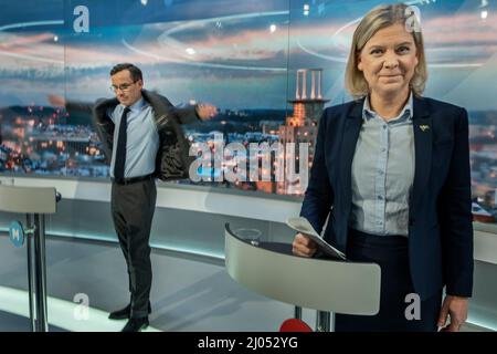 Stockholm 2022-02-07 la première ministre Magdalena Andersson (S) lors d'une pause dans le studio pendant le débat sur le chef du parti sur TV4 où le chef du parti des modérés Ulf Kristersson (M) essaie de mettre sa veste. Photo : Åke Ericson / TT / code 2373. *** AFTONBLADET OUT *** Banque D'Images