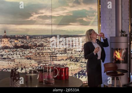 Stockholm 2022-02-07 la première ministre Magdalena Andersson (S) boit un smoothie rafraîchissant lors d'une pause dans le studio pendant le débat du chef du parti sur TV4. Photo : Åke Ericson / TT / code 2373. *** AFTONBLADET OUT *** Banque D'Images