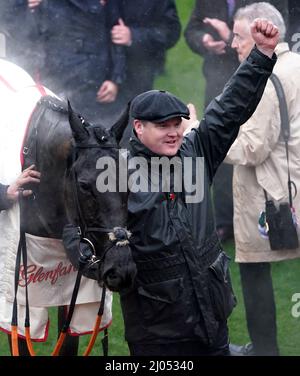 Delta travaille avec l'entraîneur Gordon Elliott après avoir gagné le Glenfarclas Chase pendant la deuxième journée du Cheltenham Festival à Cheltenham Racecourse. Date de la photo: Mercredi 16 mars 2022. Banque D'Images