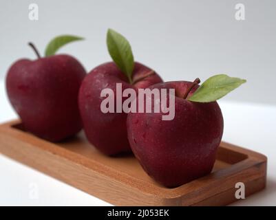 Pomme rouge avec arrière-plan blanc gros plan Banque D'Images