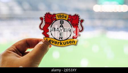 12 septembre 2021, Leverkusen, Allemagne l'emblème du club de football Bayer 04 Leverkusen devant le stade moderne. Banque D'Images