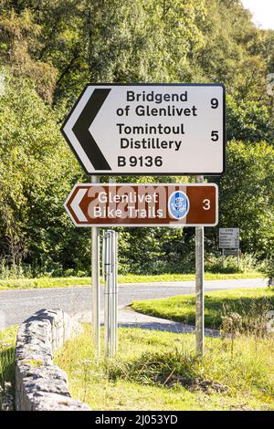 Panneau pour Glenlivet Bike Trails et Tomintoul Distillery au Bridge of Avon, près de Tomintoul, Moray, Écosse. Banque D'Images