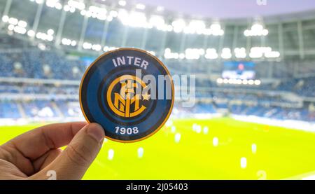 12 septembre 2021, Milan, Italie.L'emblème du football Inter Milan sur la toile de fond d'un stade moderne. Banque D'Images