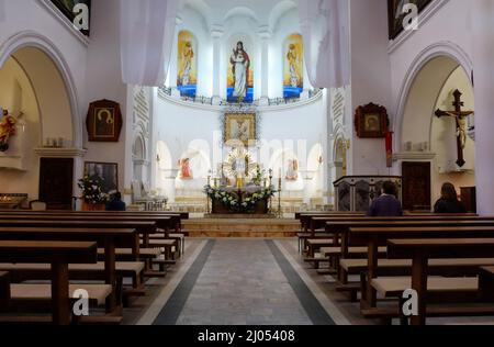 11 avril 2016, Minsk, Bélarus. Paroissiens à l'église de Saint Siméon et Sainte-Hélène à Minsk. Banque D'Images