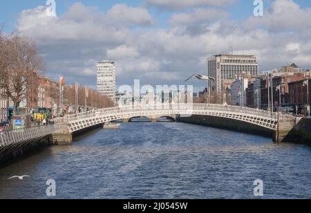 Dublin - Die Ha’penny Bridge ist eine 43 m lange, knapp 3,7 m breite Fußgängerbrücke aus dem Jahr 1816, die im Zentrum der irischen Hauptstadt Banque D'Images