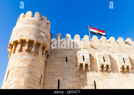 Alexandrie, Égypte. Façade de la Citadelle de Qaitrava ou du fort de Qaitrava, forteresse défensive datant de 15th ans située sur la côte méditerranéenne de la mer. Il Banque D'Images