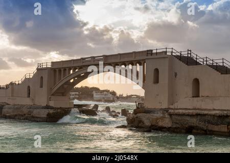 Pont de Montazah sous ciel nuageux, Alexandrie, Égypte Banque D'Images