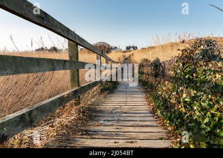 West Kirby, Royaume-Uni: Sentier en bois le long de la réserve côtière, vers Red Rocks sur la péninsule de Wirral. Banque D'Images