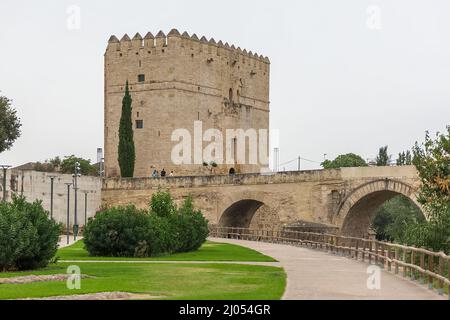 Cordoba Espagne - 09 13 2021: Vue sur la tour de Calahorra, Torre de la Calahorra, d'origine islamique, une porte fortifiée, pont romain sur le fleuve Guadalquivir Banque D'Images