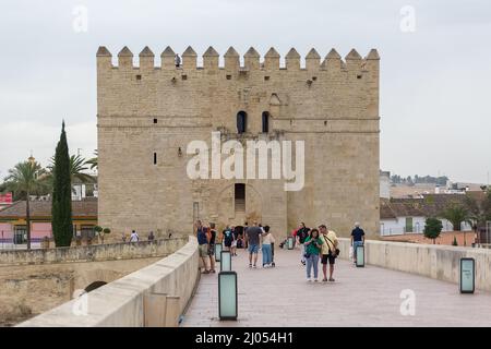 Cordoba Espagne - 09 13 2021: Vue sur la tour de Calahorra, Torre de la Calahorra, d'origine islamique, une porte fortifiée, depuis le pont romain au-dessus de Guadalquivir Banque D'Images