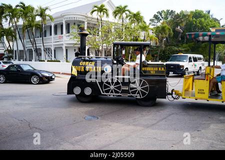 Conch Tour train, divertissant visiteurs depuis 1958. Aucun séjour à Key West n'est complet sans avoir réservé le circuit en train de Conch de renommée mondiale. Banque D'Images