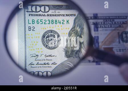 Loupe sur le fond d'un gros plan de 100 dollars. Concept sur le thème de la vérification de l'authenticité de l'argent Banque D'Images