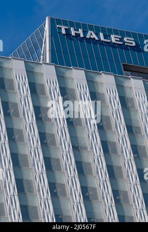 Vue sur le haut de la tour abritant le siège du groupe électronique français Thales, situé dans le quartier des affaires Paris-la Défense Banque D'Images