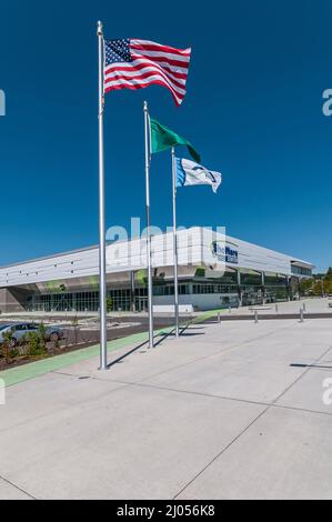 ShoWare Center, un lieu sportif, à Kent, Washington. Les drapeaux et les drapeaux sont affichés au premier plan, y compris le drapeau américain. Banque D'Images