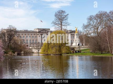 Buckingham Palace lors d'une journée claire vue de Green Park, Londres Banque D'Images