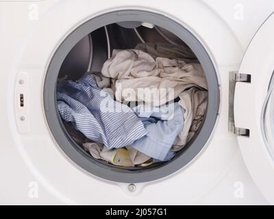 Linge sale à l'intérieur d'un lave-linge. Gros plan. Banque D'Images