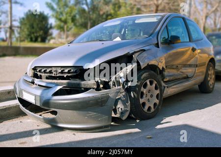 Accident de voiture accident dans la rue avec épave et voiture endommagée Banque D'Images