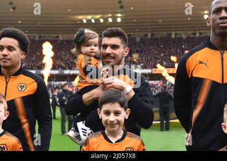 Loups footballeur Ruben Neves tenant sa fille. Wolverhampton Wanderers / Birmingham City à Molineux 12/04/2018 - Sky Bet Championship Banque D'Images