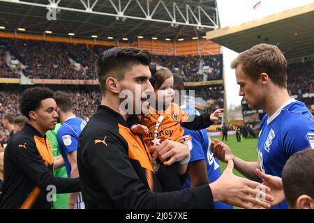 Loups footballeur Ruben Neves tenant sa fille. Wolverhampton Wanderers / Birmingham City à Molineux 12/04/2018 - Sky Bet Championship Banque D'Images