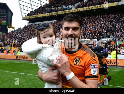 Loups footballeur Ruben Neves tenant sa fille. Wolverhampton Wanderers / Birmingham City à Molineux 12/04/2018 - Sky Bet Championship Banque D'Images