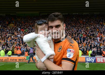 Loups footballeur Ruben Neves tenant sa fille. Wolverhampton Wanderers / Birmingham City à Molineux 12/04/2018 - Sky Bet Championship Banque D'Images