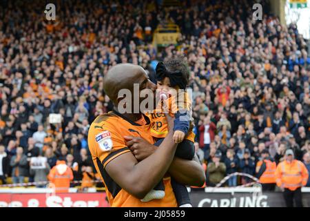 Loups footballeur Benik Afobe tenant sa fille. Wolverhampton Wanderers / Birmingham City à Molineux 12/04/2018 - Sky Bet Championship Banque D'Images