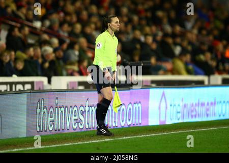 Oakwell, Barnsley, Angleterre - 15th mars 2022 Adjointe arbitre Natalie Aspinall - pendant le jeu Barnsley / Bristol City, Sky Bet EFL Championship 2021/22, à Oakwell, Barnsley, Angleterre - 15th mars 2022 crédit: Arthur Haigh/WhiteRosePhotos/Alamy Live News Banque D'Images