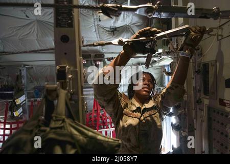 Dhaka, Bangladesh. 22nd févr. 2022. Sergent d'état-major Toiannah Campbell, chargée de charge de l'escadron de transport aérien expéditionnaire 36th, prépare les câbles pour les sauts de ligne statiques pendant l'exercice COPE Sud 2022, 22 février 2022, à la base aérienne du Bangladesh (BAF) Bangabandhu, au Bangladesh. Les forces aériennes des États-Unis et du Bangladesh ont effectué des sauts de ligne statique et de haute altitude, à faible ouverture (HALO) pendant l'exercice. L'exercice bilatéral offre aux Forces aériennes du Pacifique et au BAF l'occasion de renforcer leurs relations et d'améliorer l'interopérabilité, de travailler plus efficacement ensemble au besoin. (Image de crédit : © États-Unis Banque D'Images