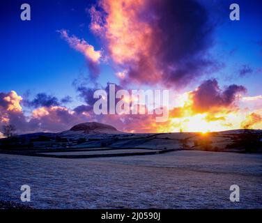 Une neige couvrait la montagne Slemish à Sunset, dans le comté d'Antrim, en Irlande du Nord Banque D'Images